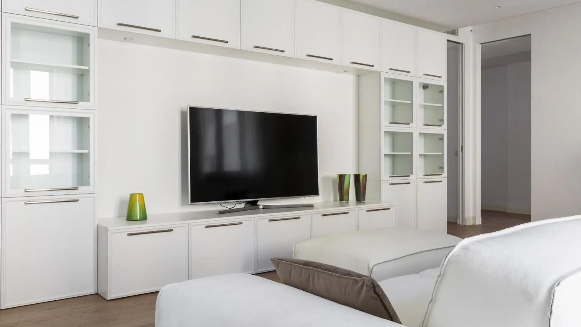 Apartment Pure White - By Myhomeincomo