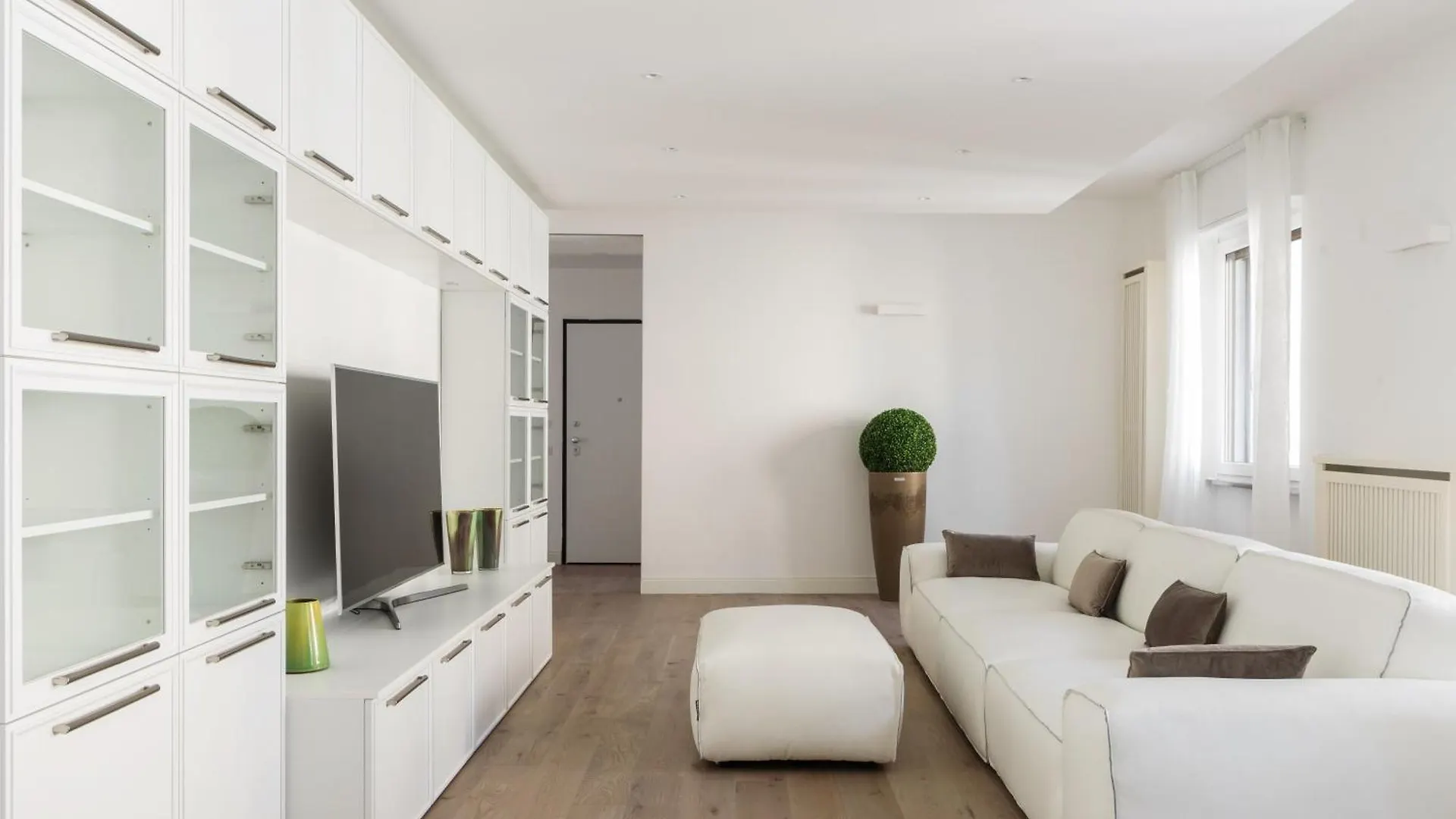 Pure White - By Myhomeincomo Apartment