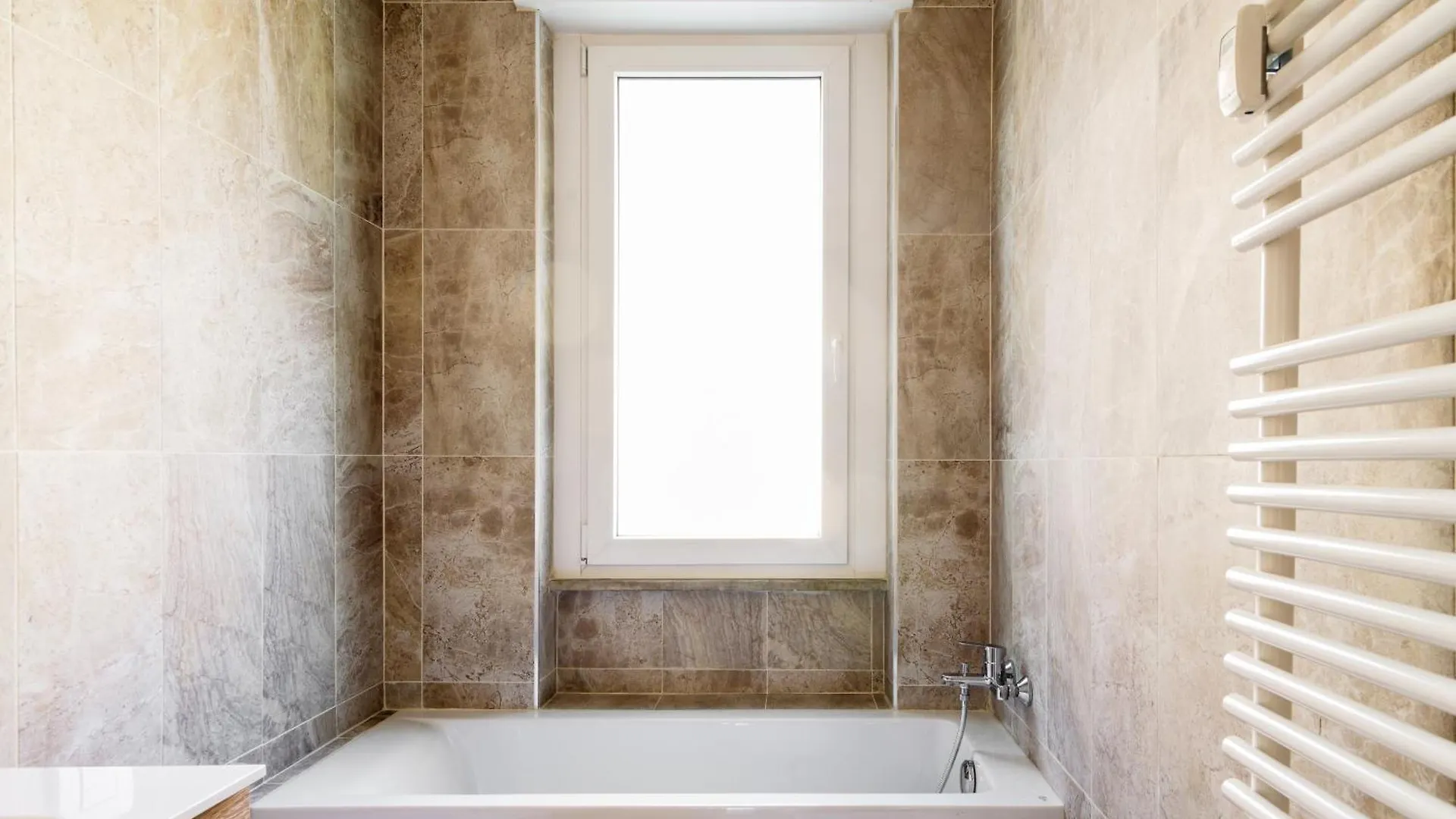 Pure White - By Myhomeincomo Apartment Como