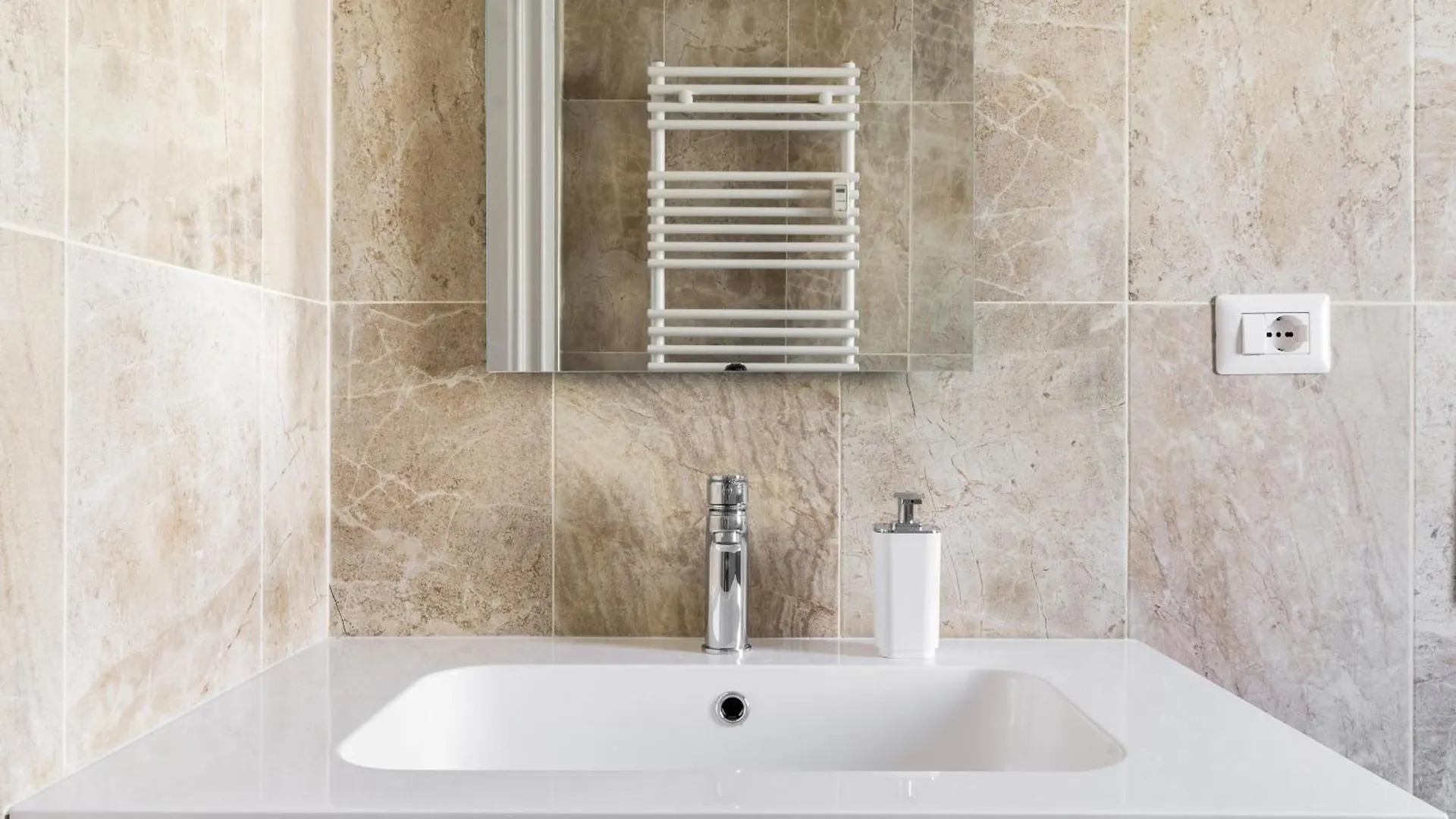 Apartment Pure White - By Myhomeincomo